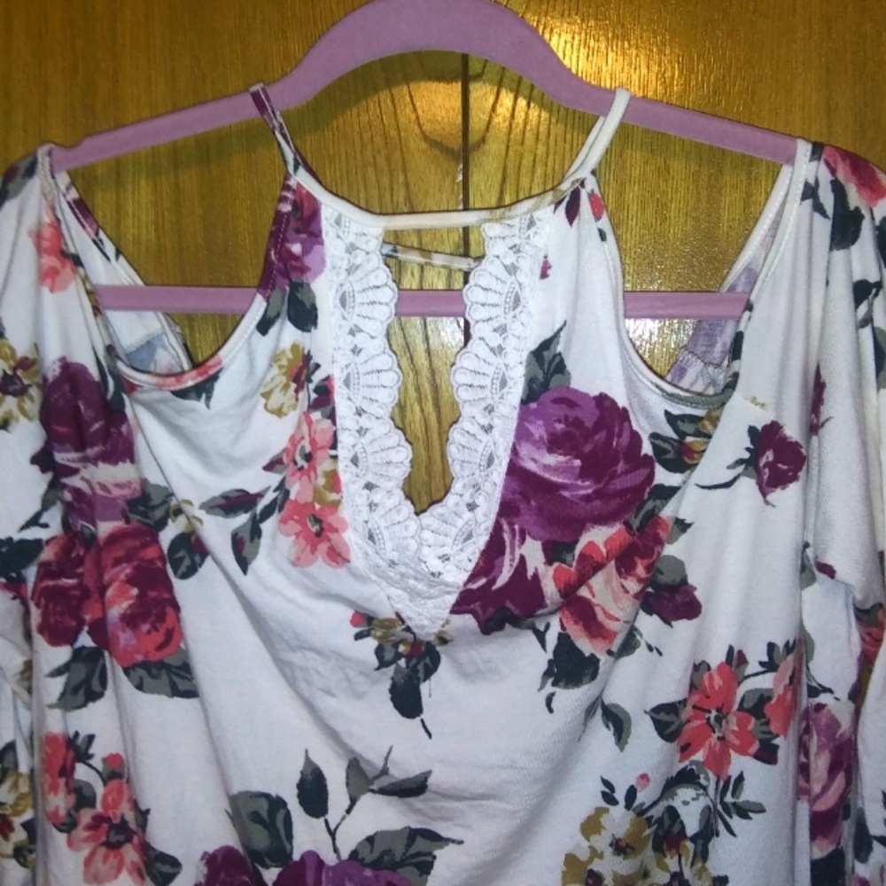 PLUS Cut shoulder floral Top